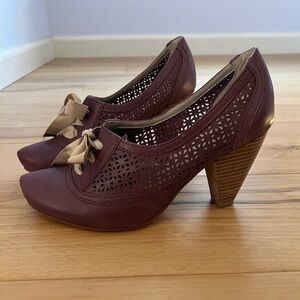 Hinge “Lea” Shoe, Size 8